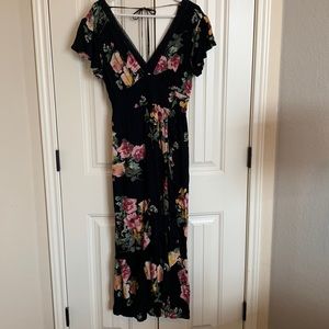 Black floral 🖤 ruffled bottom dress w/ detailed lace trimming on top